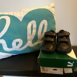 Black toddler boy Pumas size 7C, never worn.  Easy to put  on